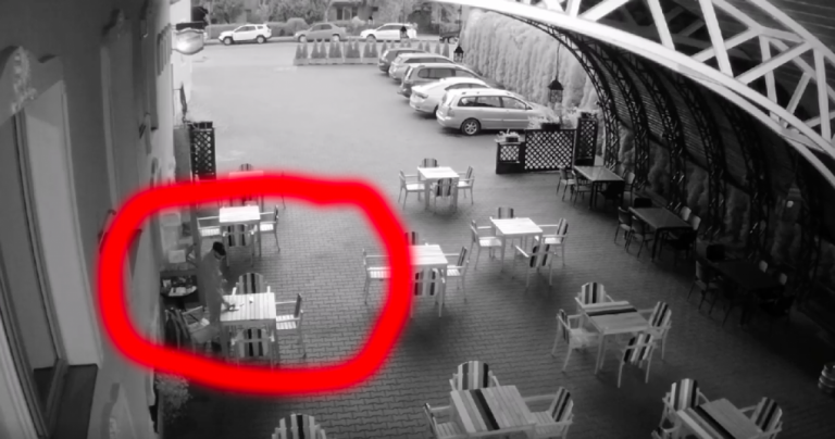 VIDEO: Telefon furat de pe terasa Liador Câmpia Turzii. Se caută hoțul!