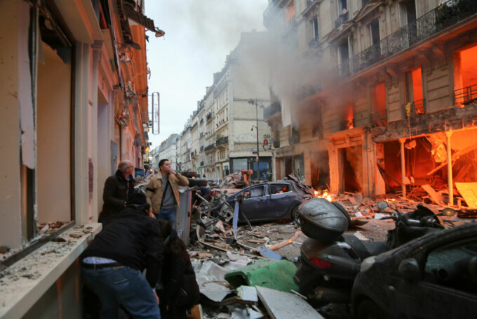 HAOS în Franța – o Explozie puternică în centrul Parisului a rezultat în zeci de răniți și panică pe străzi